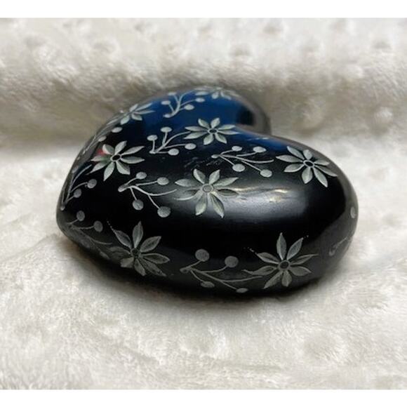 Vintage Hand Carved Heart Shaped Black Soapstone Paperweight w/White Accents - Picture 5 of 5